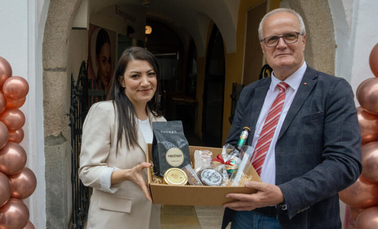 My Beauty Salon-Betreiberin Fadime Asan mit Bgm. Christian Gratzl (Foto: Richard Schramm)