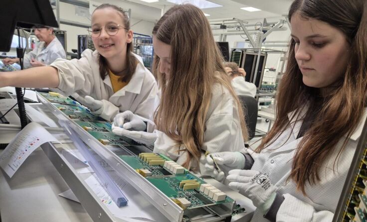 Schülerinnen der Mittelschule Pregarten beim Unternehmen Technosert (Foto: WKOÖ)