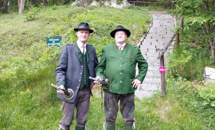 Jagdhornbläser Stefan Ellmer (l.) löst Fritz Atteneder als Obmann ab. (Foto: privat)