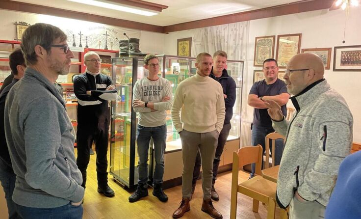 Obmann-Stv. Gerhard Stock (r.) bei einer Führung im Geschichtskistl (Foto: privat)