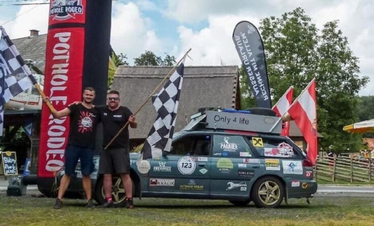 Jakob Altmüller und Gunther Bruder im Ziel beim Pothole Rodeo. (Foto: privat)