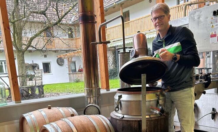 Norbert Eder lädt zum Schnapsbrennen ein. (Foto: Pankrazhofer)