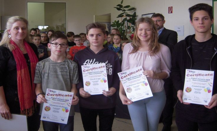 Dipl.-päd. Cornelia Bernleitner mit dem erfolgreichen 4er-Team der NMS Albrechtsberg 