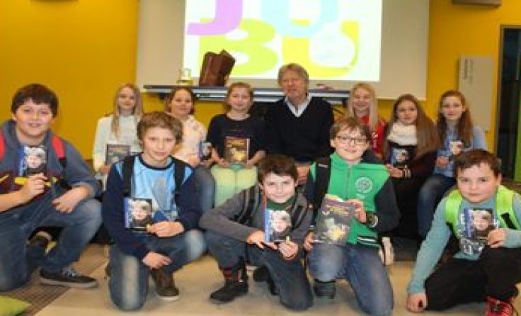 Franz S. Sklenitzka inmitten vieler begeisteter ZuhörerInnen der NMS Albrechtsberg