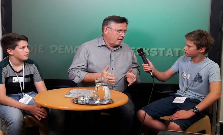 Florian und Jakob im Gespräch mit Josef Broukal