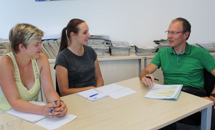Die Jugendredakteurinnen Lisa Hackl und Eva Sallinger im Gespräch mit GF Josef Gruber