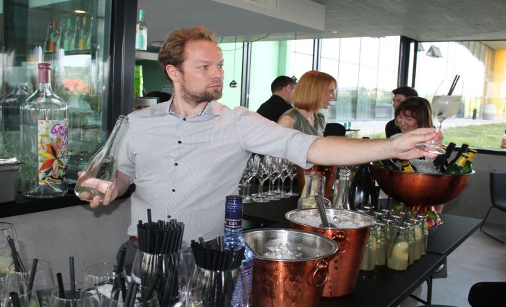 In der "GrüVe-Lounge" werden Cocktails und andere sommerliche Drinks von Profis gemixt. Fotos: Grob