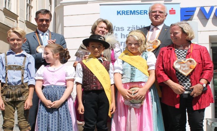 Das Prinzenpaar aus dem Vorjahr gemeinsam mit dem heurigen Prinzenpaar. Fotos: Grob