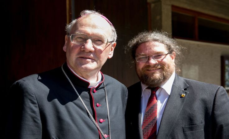 Bischof Alois Schwarz (l.) mit Klaus Bergmaier. Foto: Jürgen Übl, Pfarre Krems-St. Paul