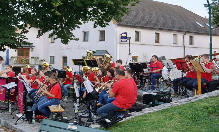 Der Dämmerschoppen am Hauptplatz lockte viele Besucher. Foto: Richard Rauscher