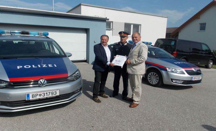 V.l.: NR Hans Rädler, Josef Grabner (PI Kommandant Schwarzau/Steinfeld) und BM Wolfgang Sobotka