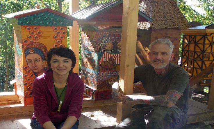 Pawel und Monia Stawoski mit ihren kunstvollen zehn Bienenstöcken in Pitten