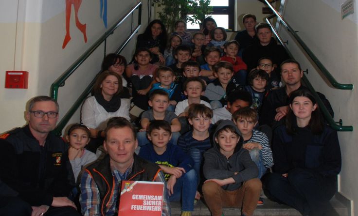 Die Feuerwehr übergibt Rauchmelder an die Volksschüler in Bad Erlach.
