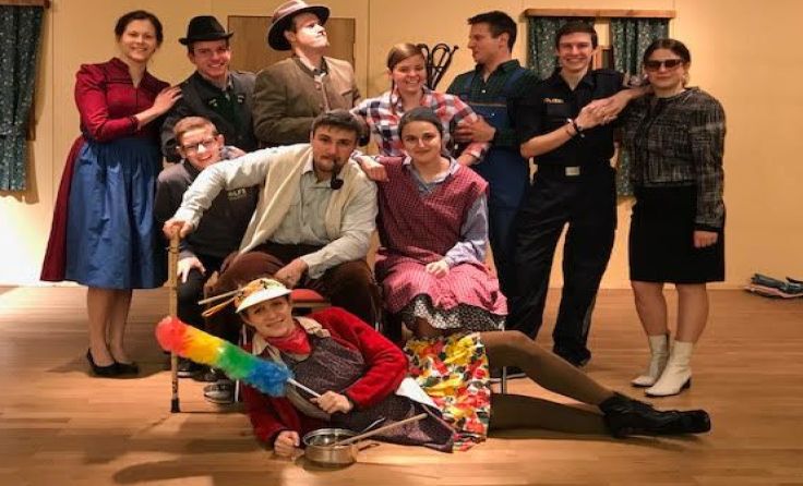 Die Theatergruppe spielt im örtlichen Pfarrheim.