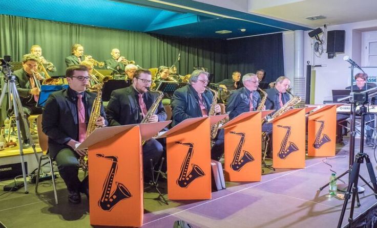 Eine Band in traditioneller Big Band Besetzung.