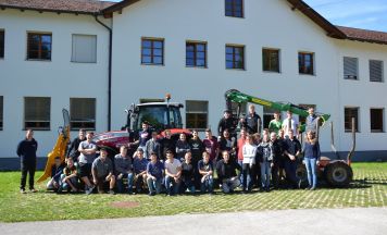Forsttraktor für die Waldwirtschaftspraxis an die Fachschule Warth übergeben