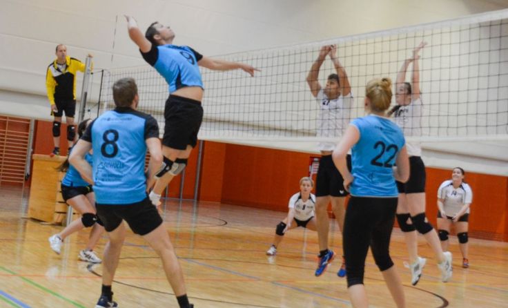 Mit vollem Körpereinsatz smashten sich die Kirchdorfer in zwei Partien zum Sieg. (Foto Haijes)