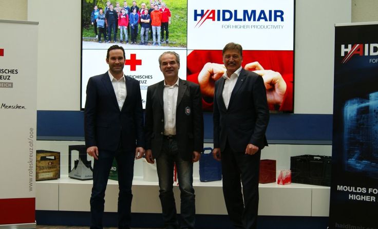 Mario und Josef Haidlmair nehmen Franz Leisch vom Roten Kreuz in die Mitte.