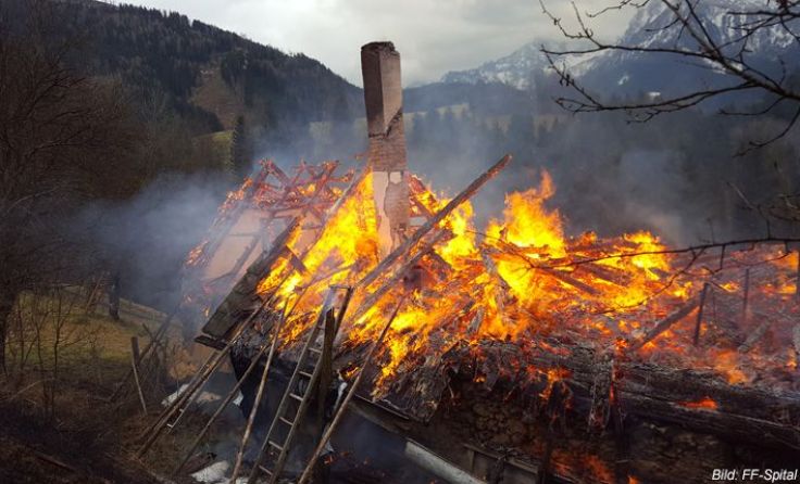 Vollständig ausgebrannt ist dieses Wohnhaus in der Gemeinde Edlbach.