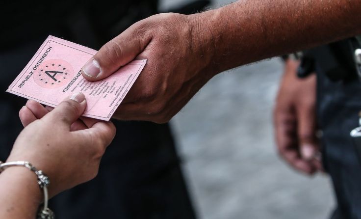Der Strafrahmen fürs Vorweisen eines gefälschten Führerscheins ist hoch. (Foto: vowe)