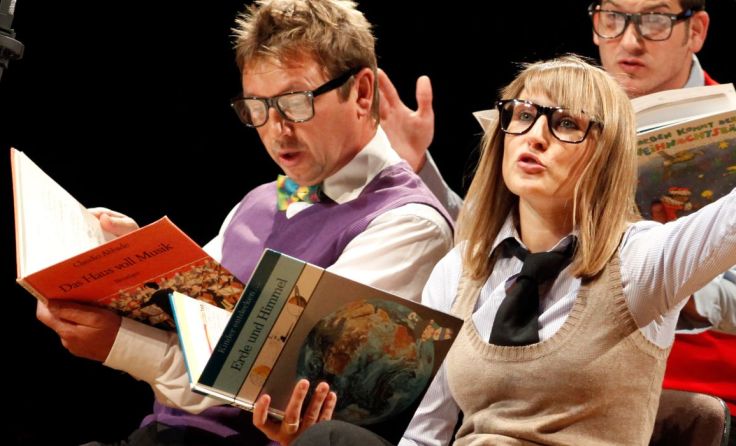 Kräftig draufhauen lässt sich mit allem – auch mit Comic-Bänden. (Foto: Reifeneder)
