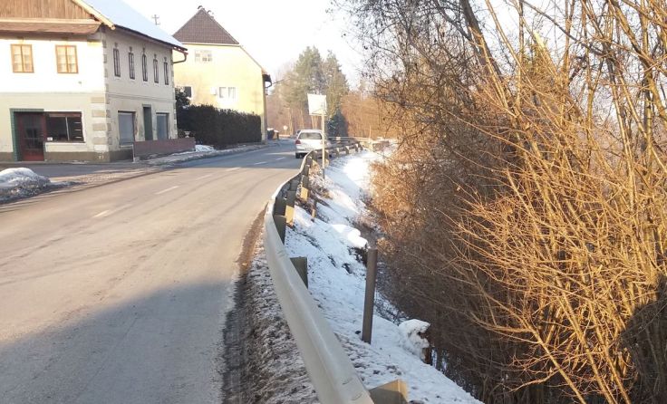 Unmittelbar neben der Straße geht‘s bis zu 25 Meter abwärts.