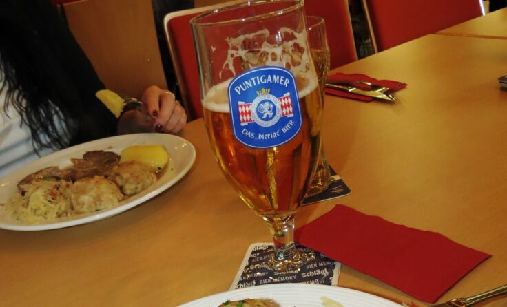 Was gibt´s Besseres als ein Bratl und ein Bier dazu!