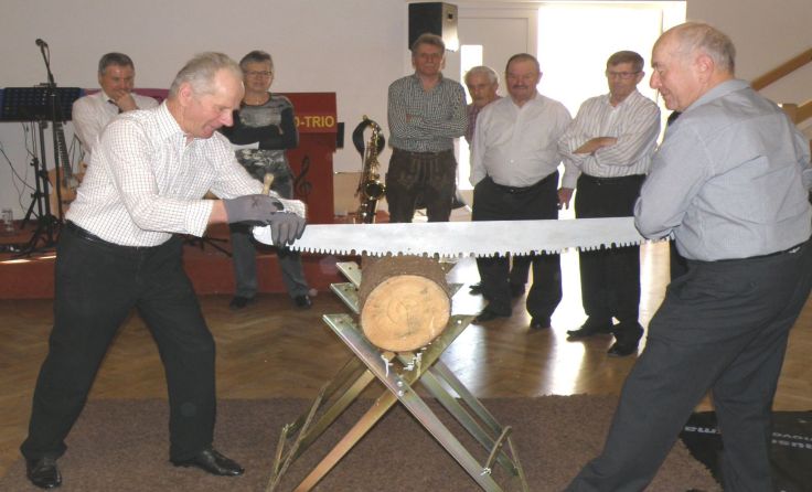 Die "Schnitter", Heinrich Mitter (li) und Heinrich Habringer, beginnen ihre "Arbeit".