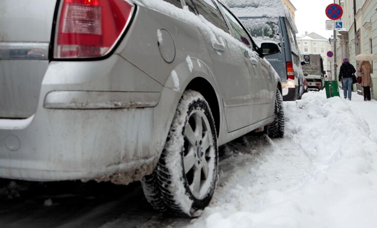 Das Auto mit zwei Insassen kam ins Schleudern und stürzte über eine Böschung. (Foto: Vowe)