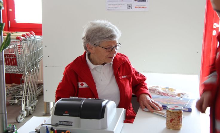Seit 2009 hilft Lilo Gmeiner freiwillig im Sozialmarkt Perg mit. (Foto: Rotes Kreuz Perg)