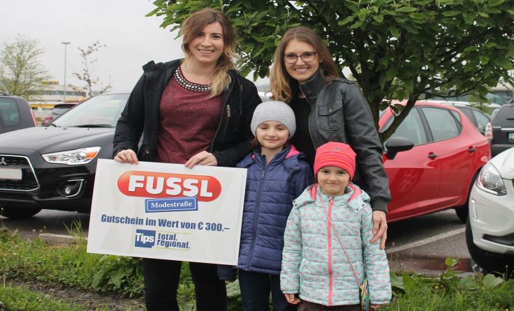 Das Glücksengerl überraschte Claudia Klem, Annalena und Emilia mit einem 300 Euro Fussl-Gutschein.