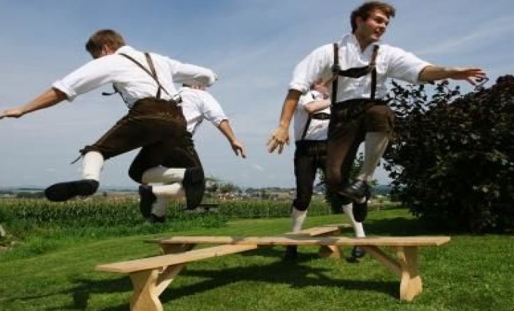 Die Rieder Ledasoinbuam lassen alte Traditionen wieder hochleben.