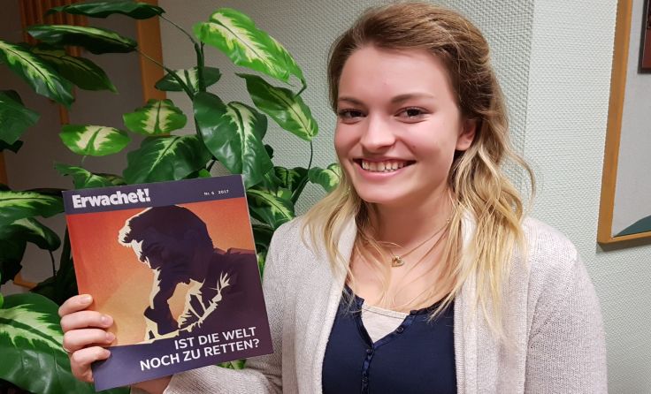 Malin Töchterle mit der Sonderausgabe (Foto: JZ)