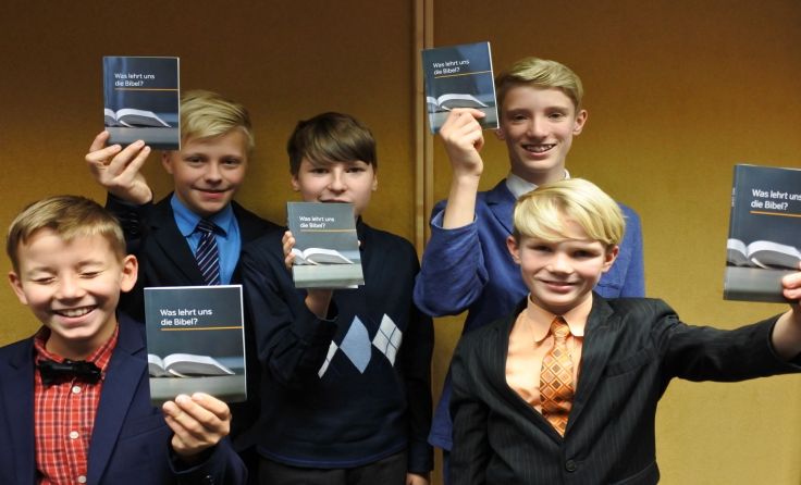Merlin, Joel, Noah, Mischa und Jaden freuen sich über das neue Kursbuch (Foto: JZ)