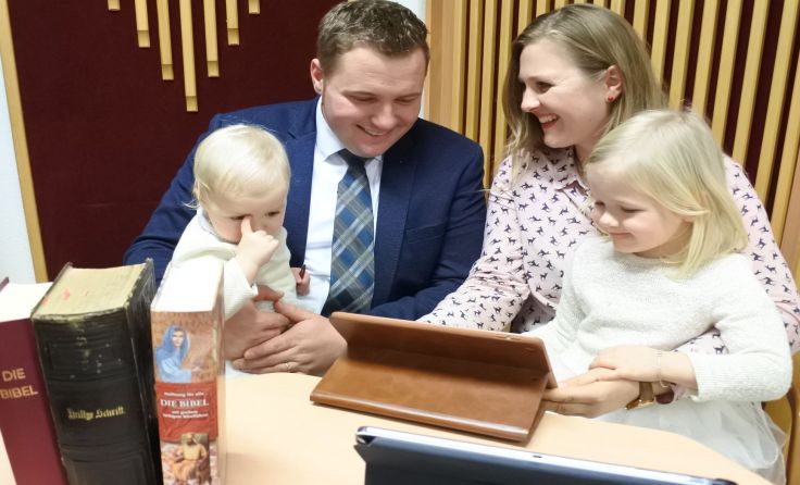 Familie Haidler nutzt auch die Online-Bibel (Foto JZ)