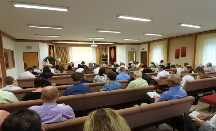 Der Königreichssaal der Zeugen Jehovas ist immer gut besucht.
