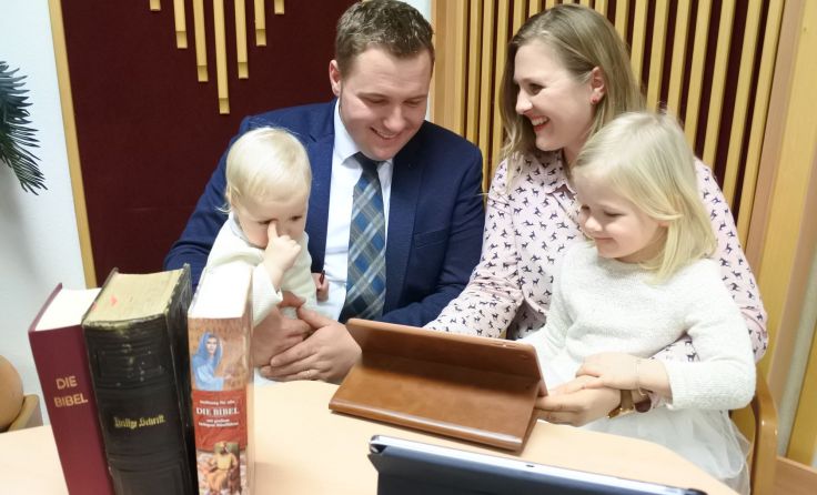 Familie Haidler nutzt auch die Onlineversion der Bibel