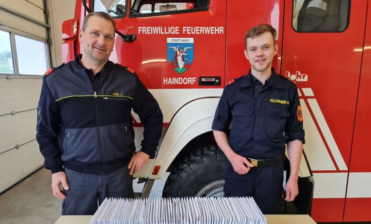 Kommandant Marcel Vollgruber (re) und sein Vize Johann Kargl bei der Übergabe (Foto: FMZ)