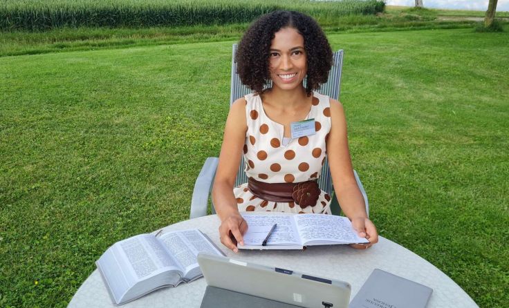 Miriam verfolgt das Kongress-Programm online (Foto FMZ)