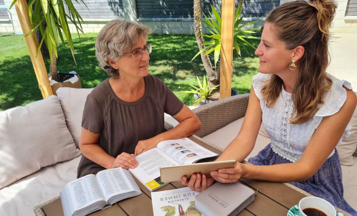 Stefanie (re) freut sich auf die neue Ära der Interaktiven Bibelkurse (Foto: FMZ)