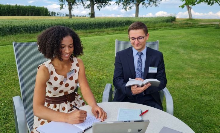 Miriam und Martin Zichacek aus Stadt Haag genossen das virtuelle Programm im Garten (Foto FMZ)