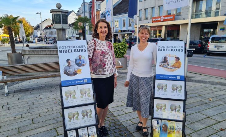 Judith (li) und Alexandra mit dem Literatur-Trolley auf dem Hauptplatz von Amstetten (Foto FMZ)