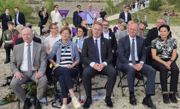 Delegation der Bundesregierung bei der Gedenkfeier in Gusen