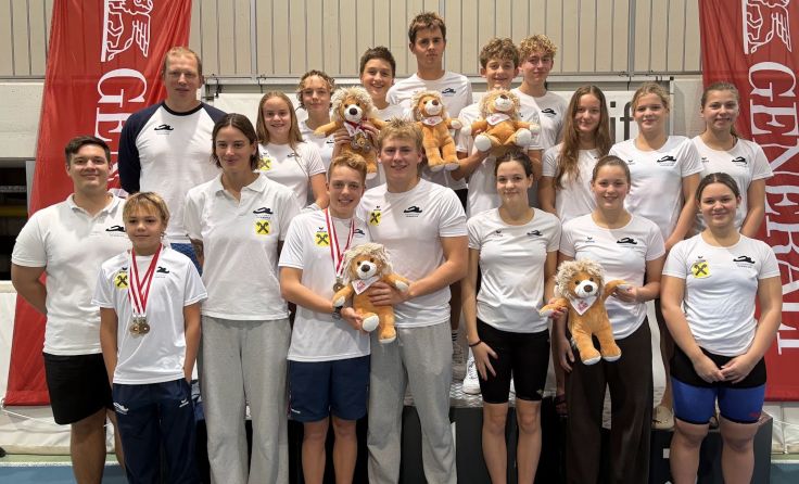 Die erfolgreiche SVV-Mannschaft in Salzburg (Bildrechte: Schwimmverein Vöcklabruck)