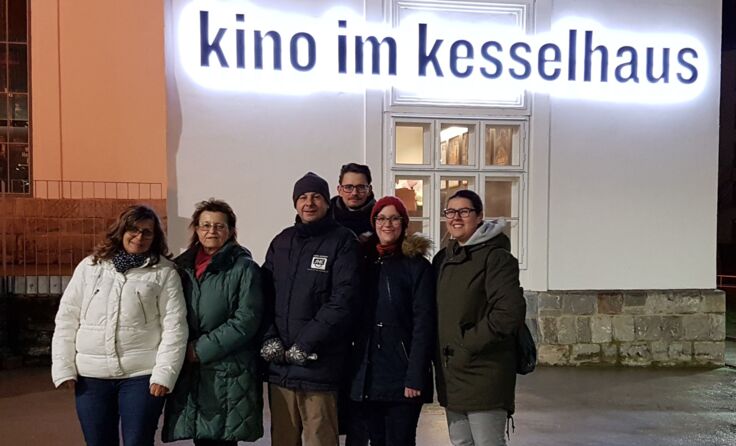 hörensWERT Aktivgruppe beim ersten Ausflug vor dem Kino im Kesselhaus