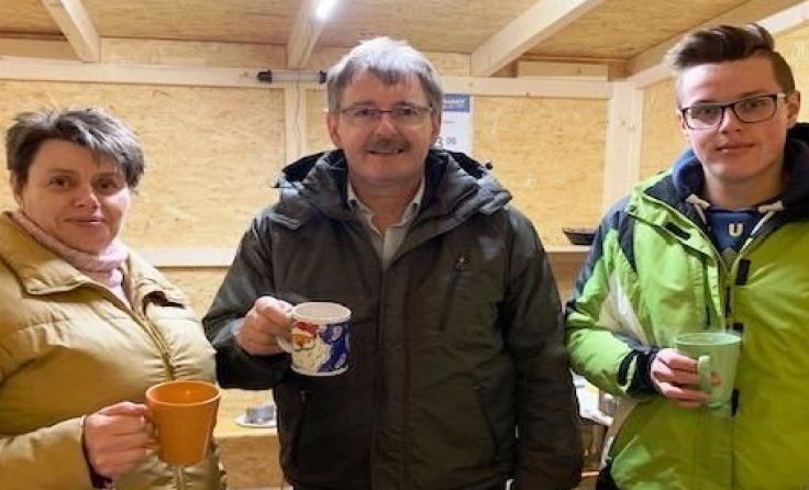 Günter Haider (mitte) verlängert die Öffnung seiner Punschhütte.