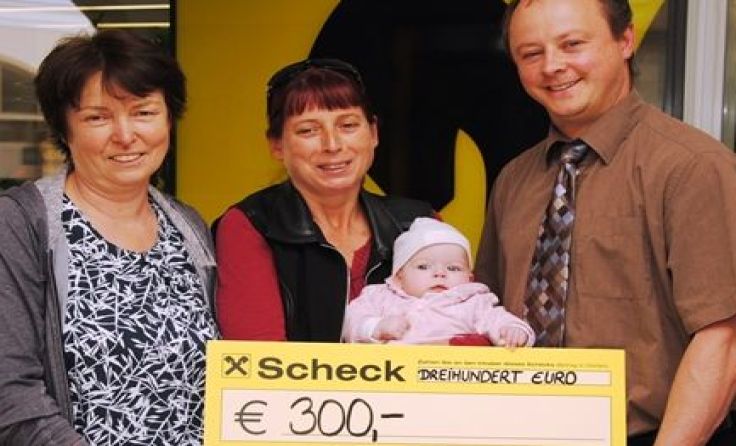 Überreichung des Spendenschecks Monika Pöllinger, Ulli Schauer, Roland Großberger (v. l.)