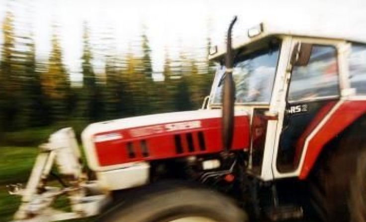 Während der Fahrt brach der Traktor plötzlich auseinander. Symbolfoto: Weihbold