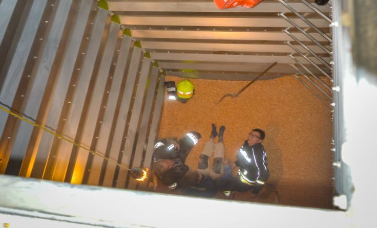 Mit vereinten Kräften konnte der 13-Jährige aus dem Mais befreit werden. Fotos: SEBASTIAN BUSCHEK