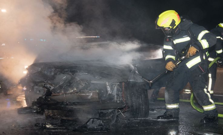 Der Fahrzeugbrand konnte rasch gelöscht werden. Fotos: FOTOKERSCHI.AT/KERSCHBAUMMAYR